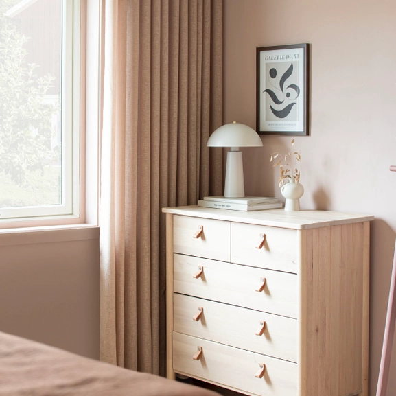 Nougatfärgat gardin i beiget sovrum