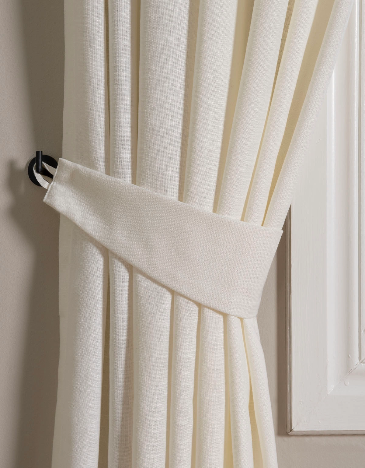 Varmvit gardin med matchande gardinomtag