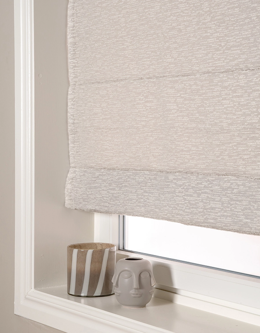 Hissgardin i bouclétyg i ljusgrått