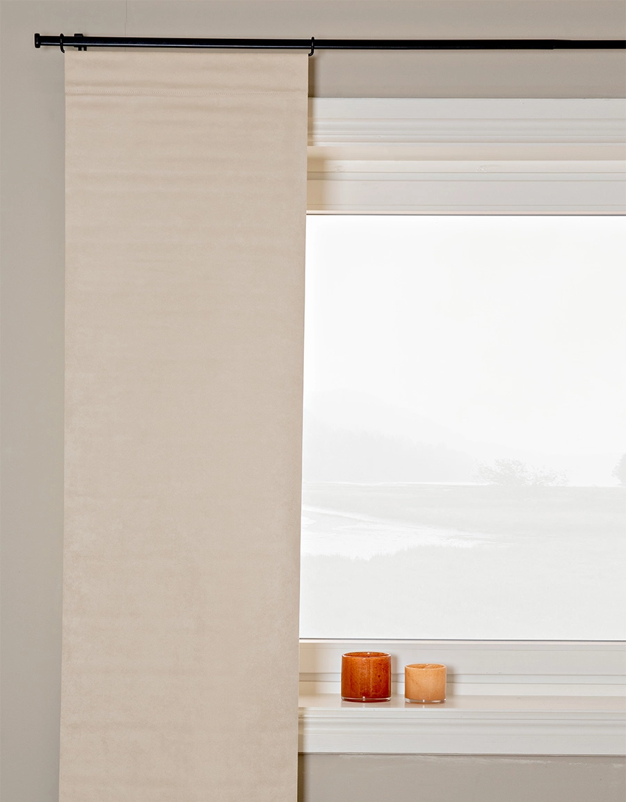 beige panelgardin med mockastruktur på gardinstång