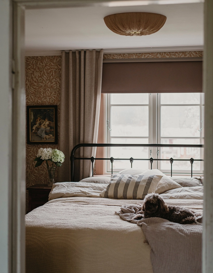 Mörkläggande brun rullgardin