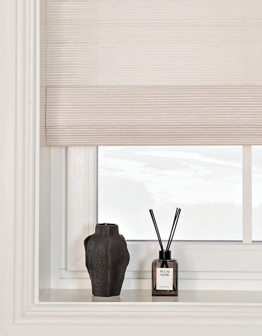 Hissgardin/rollup i varmvit färg