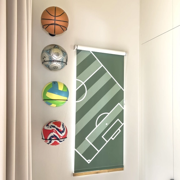 Rullgardin med fotbollstryck i färgglatt rum