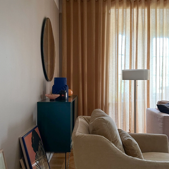 Senapsgul gardin i vardagsrum i retrolook