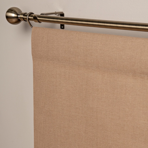 Närbild av brun panelgardin med struktur