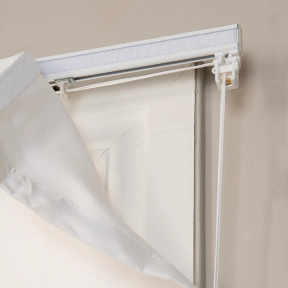 Mekanism på avskärmande hissgardin