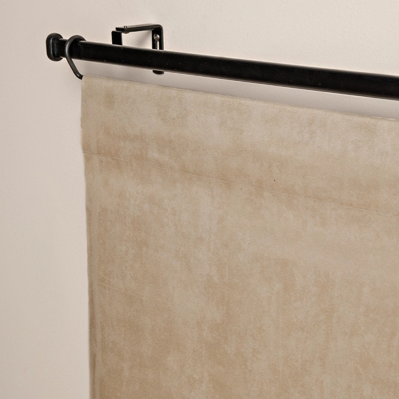 beige panelgardin med mockastruktur på gardinstång