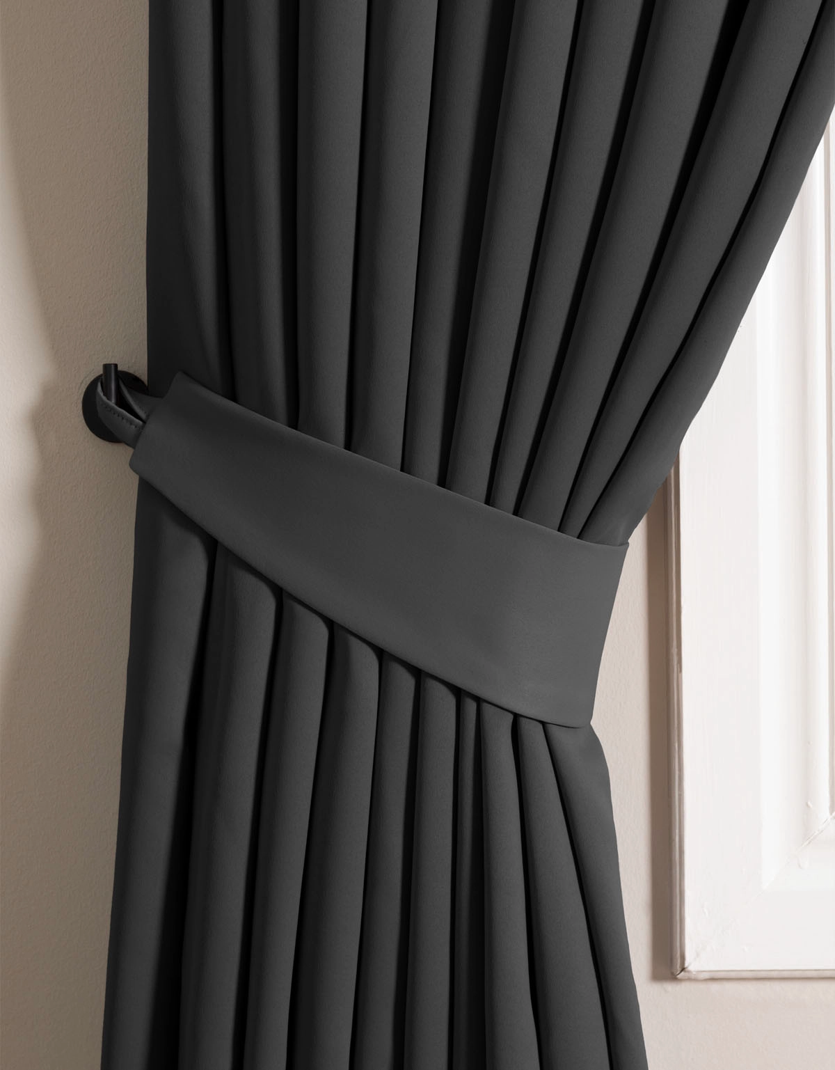 Gardinomtag-Dokie-svart-Upphängd