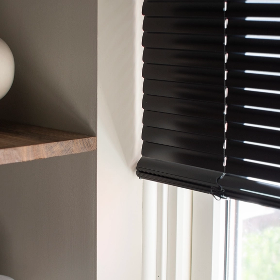 Närbild på lamellerna på en svart persienn