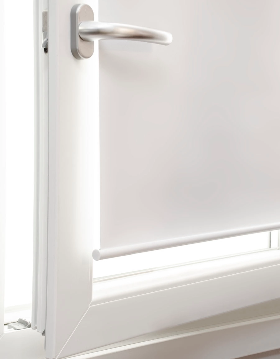 Närbild bottenlist på vit rullgardin