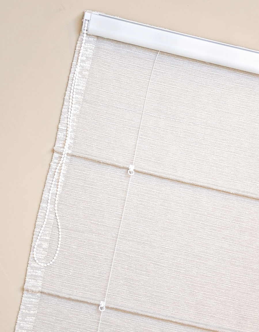 Kulkedja på baksidan av hissgardin i boucletyg