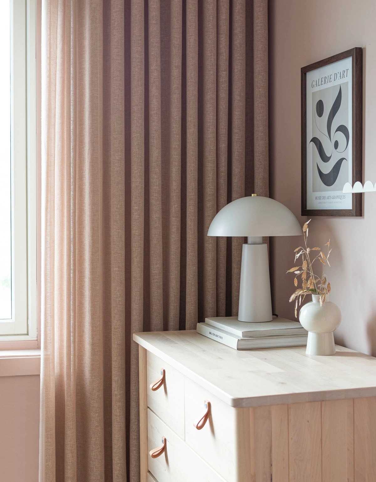 Nougatfärgat gardin i beiget sovrum