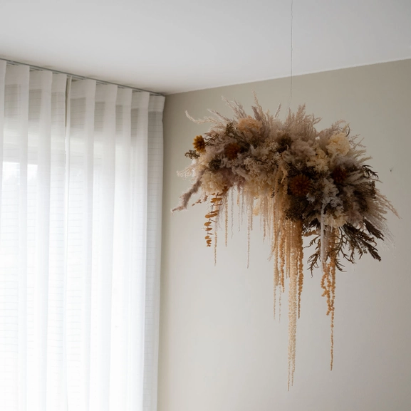 Vit gardin med rutmönster