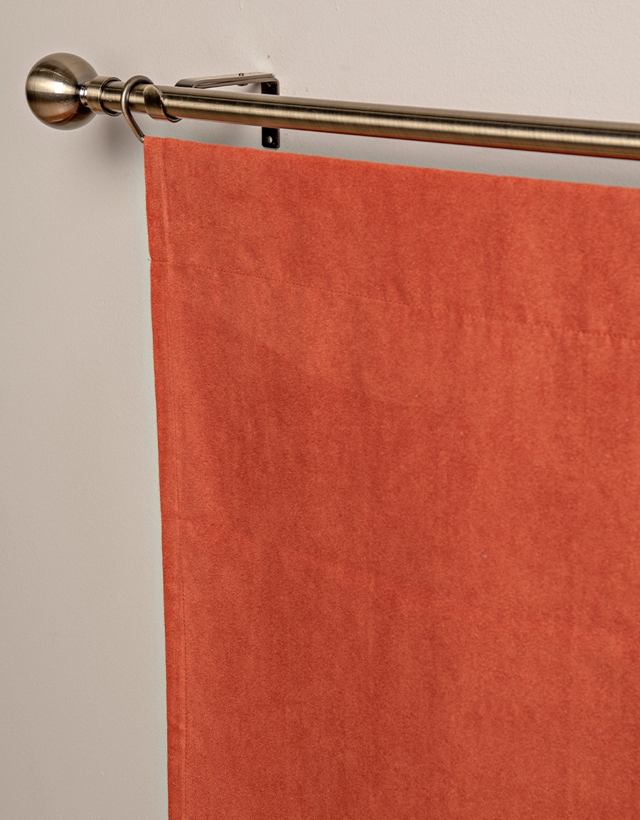 Närbild på orange panelgardin i mocka