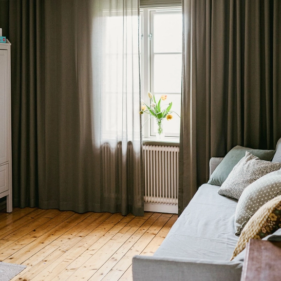 Dovgrön gardin på grön gardinskena