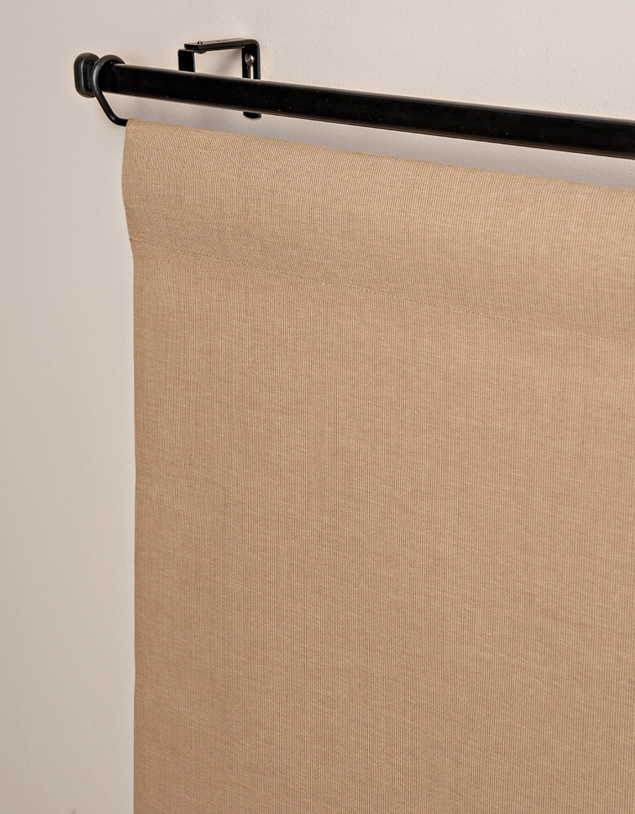 Närbild av brun panelgardin med struktur