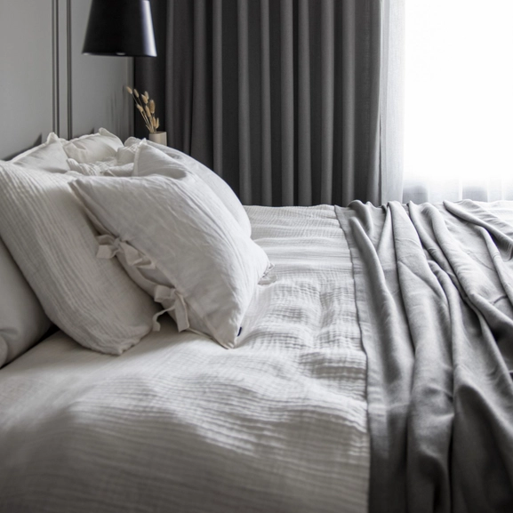 Gardin Lina, mörkgrå i sovrum