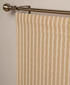 Närbild på beige panelgardin med ränder