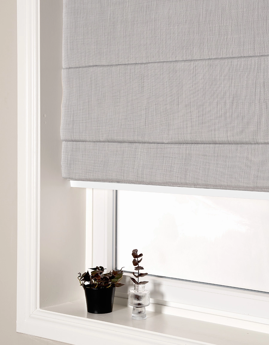 Mörkläggande ljusgrå hissgardin