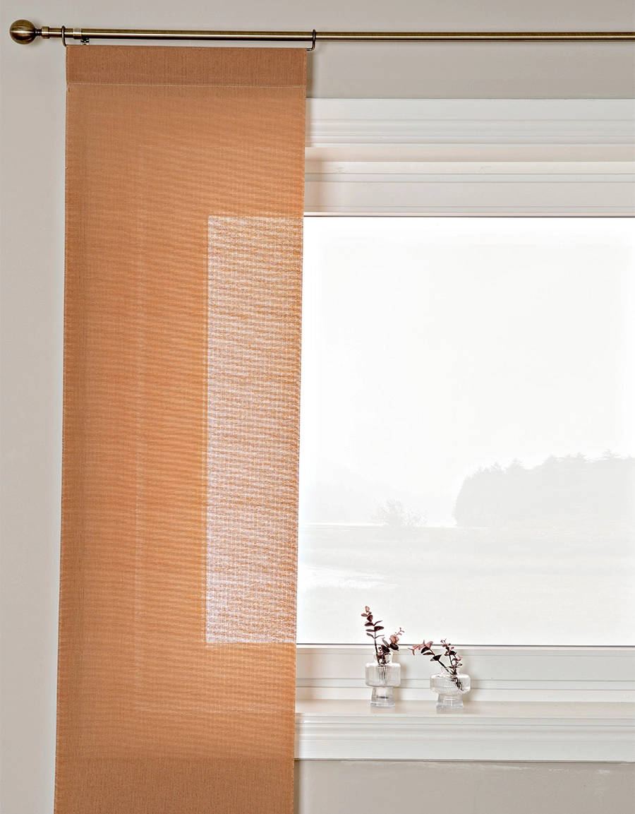 Orange panelgardin med struktur