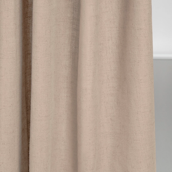 Närbild på sömmen på gardin Lina, beige