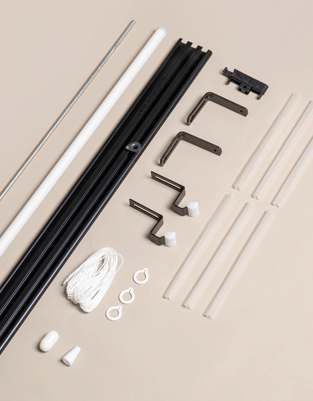 Komponenter i hissgardinssats Alu Dream svart