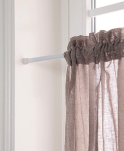 Vit spännstång med cafégardin i fönster