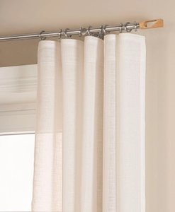 Gardinstång med träknopp och vit gardin