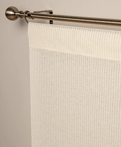 Närbild på rustik panelgardin