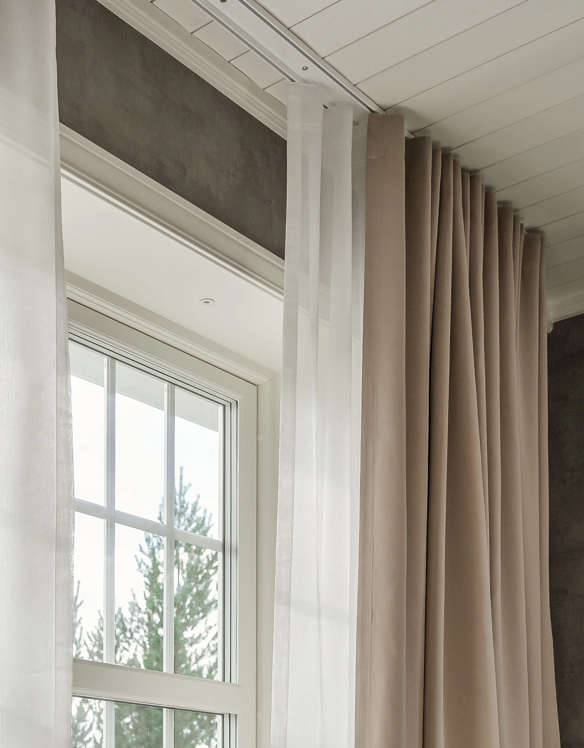 Gardinskena med två spår med dubbla gardiner