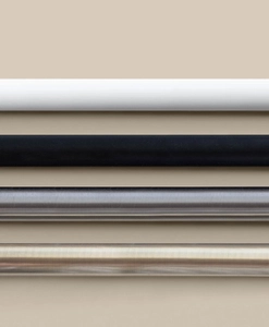 Gardinstänger i fyra färger på beige bakgrund