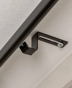 Svart takfäste till Modena