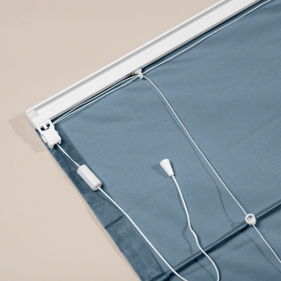 Baksidan av en blå hissgardin i sammet med linlås