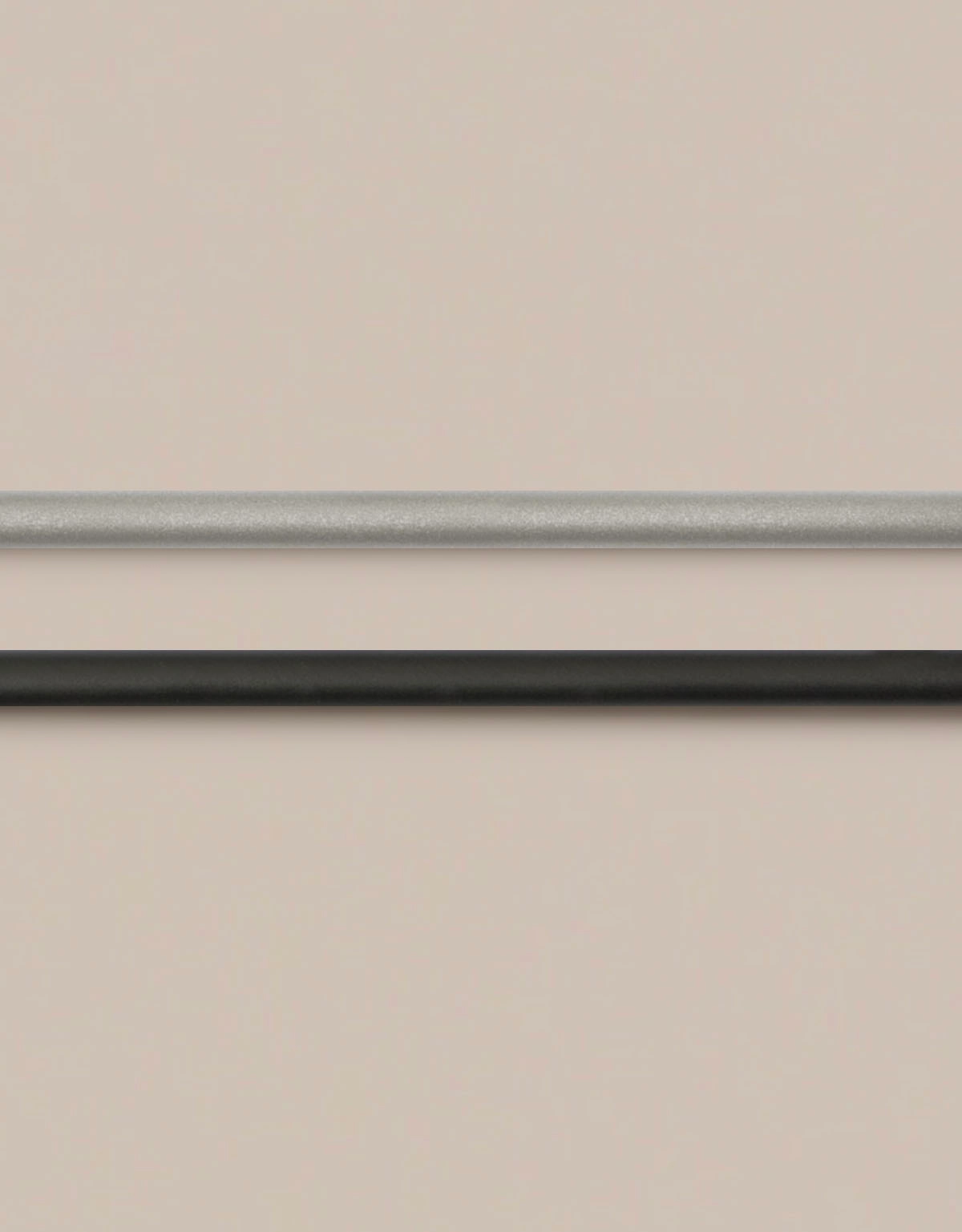 Gardinstång i silver och svart