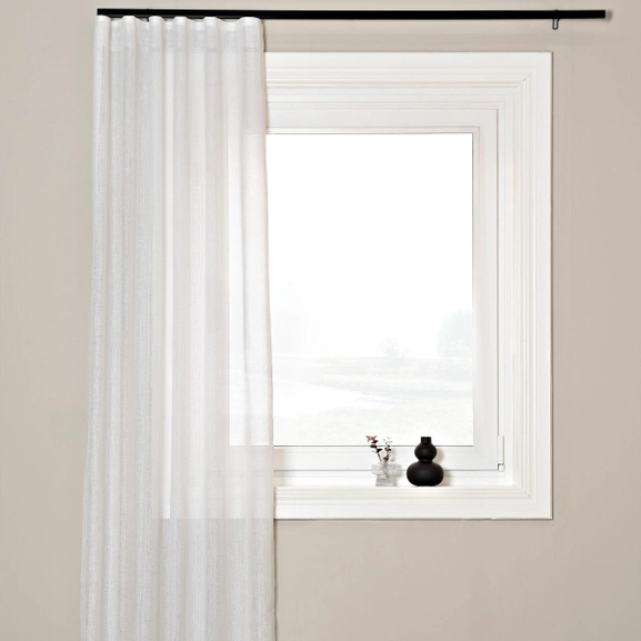 Avskärmande vit gardin i enkelbredd med struktur i tyget