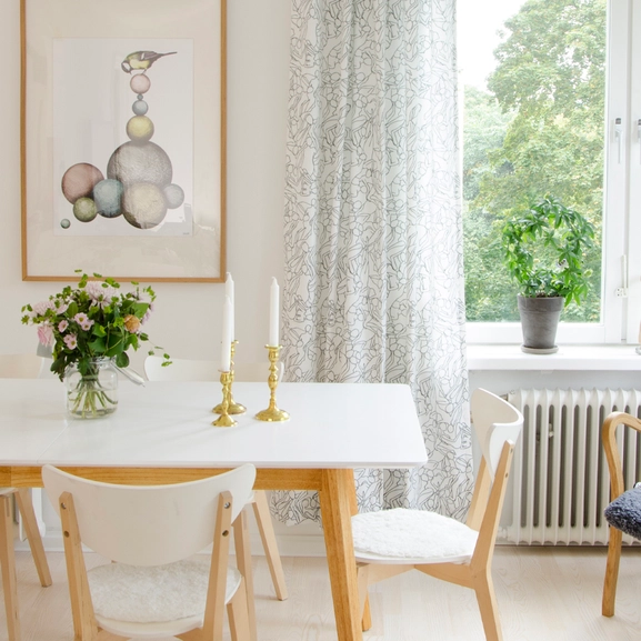 Vit gardin med ett mönster av kvinnor