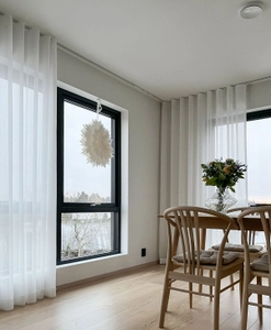 Vit gardin på skena med hotellvågor