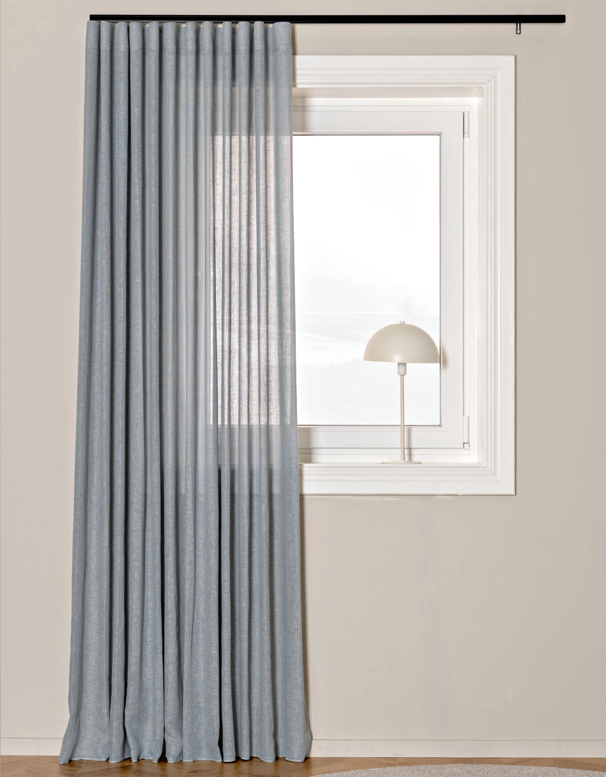 Blå, skir gardin i extra bred