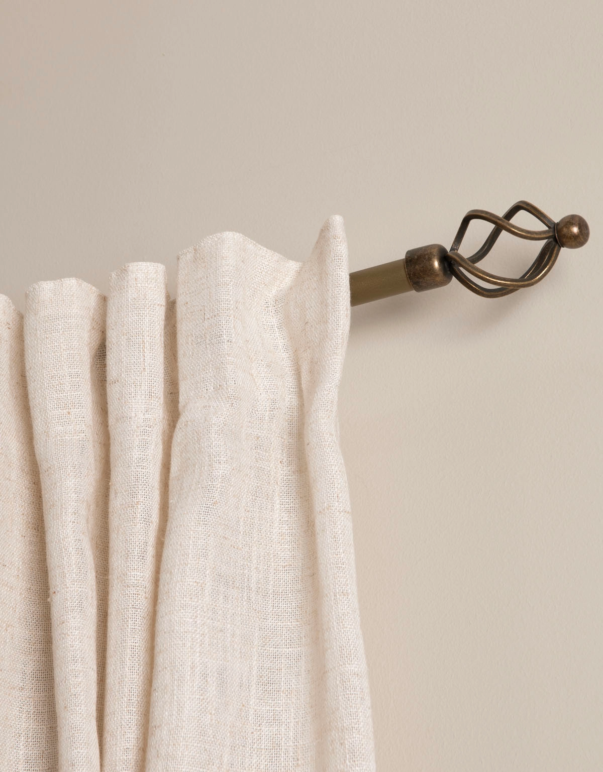 Gardinstång i klassisk stil med snirklig ändknopp