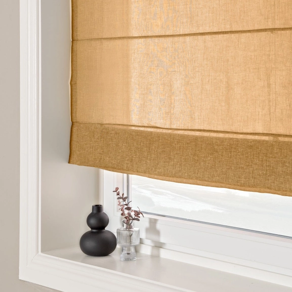 Hissgardin i avskärmande senapsguld väv