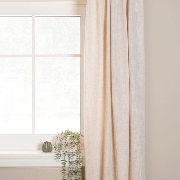 Gardinstång i klassisk stil med snirklig ändknopp