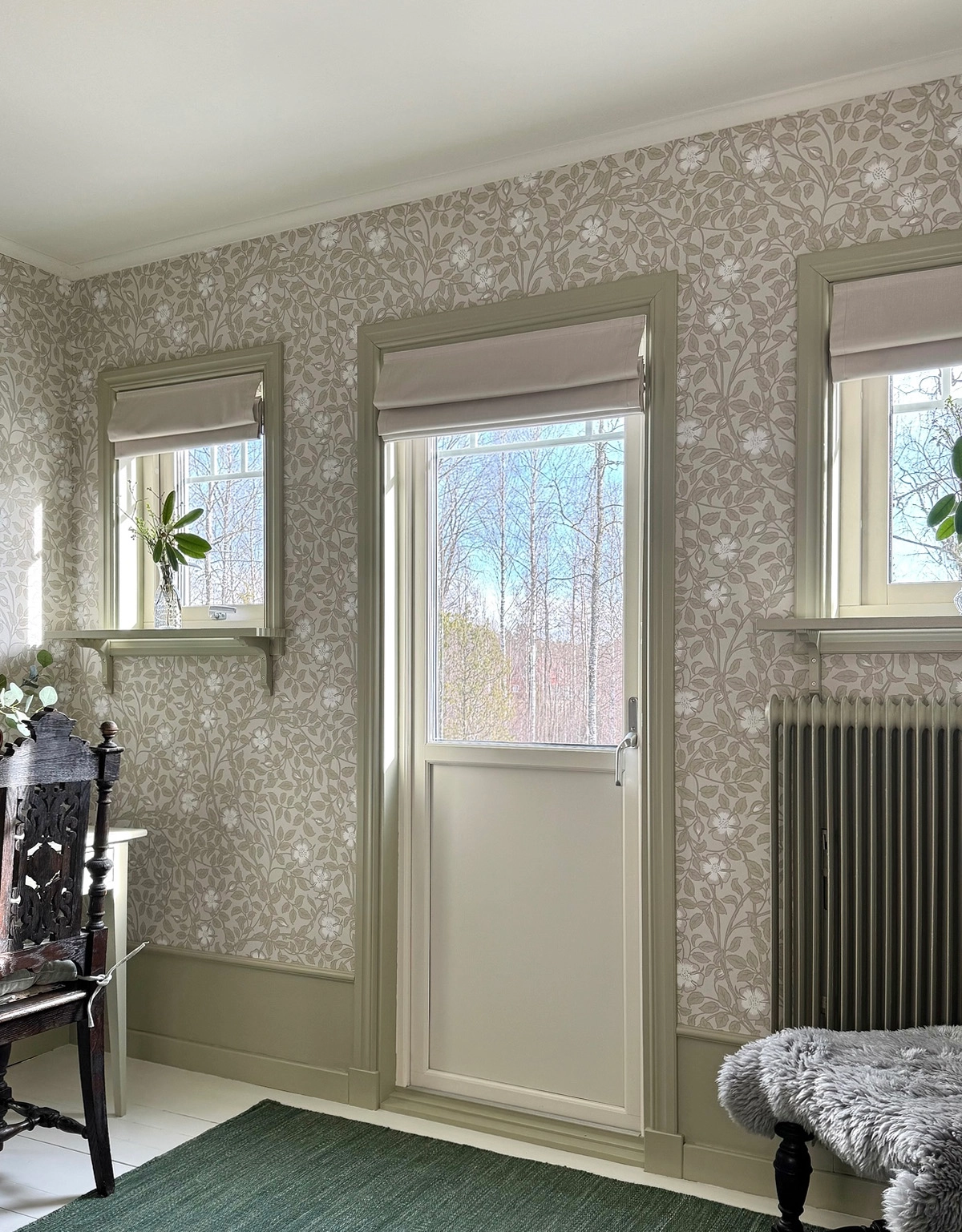 Beige mörkläggande hissgardin i lantlig miljö