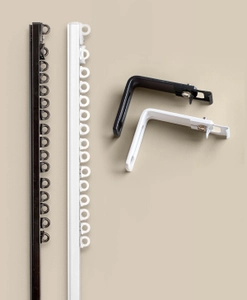 svart och vit u-skena med väggfästen