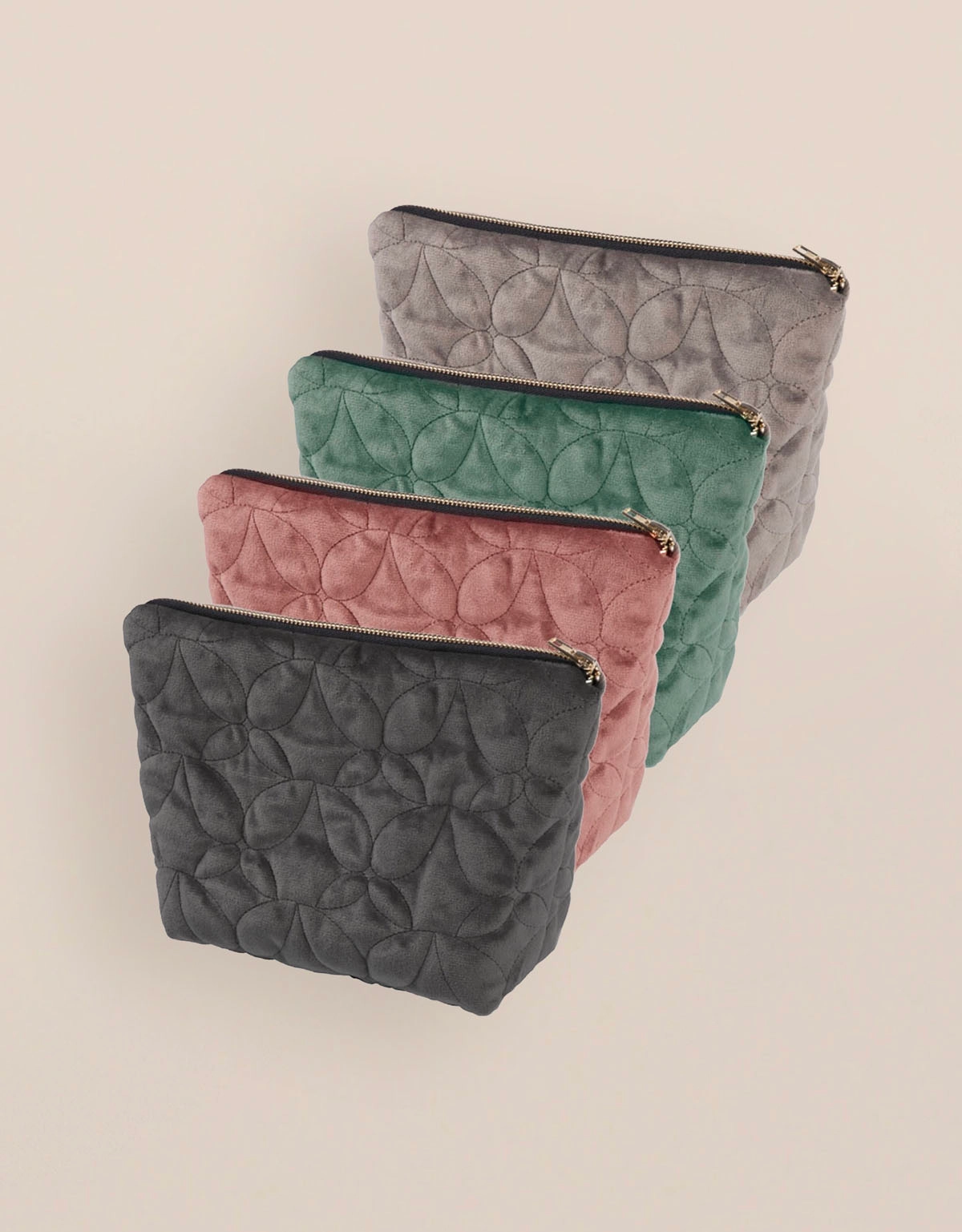 Neccessärer i kviltad sammet i olika färger