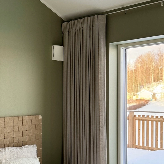 Gråmelerad gardin Lina på grön gardinskena