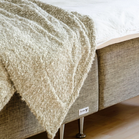 Sängben i aluminium på en brun säng