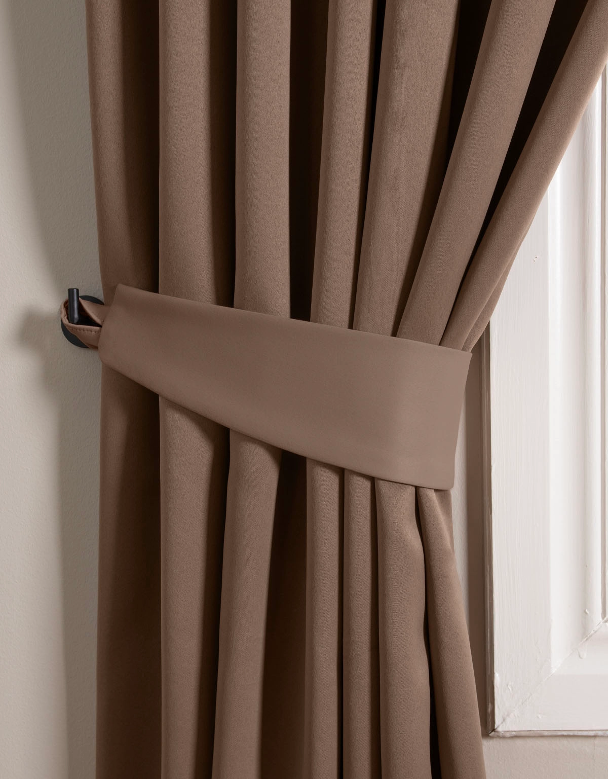 Brun mörkläggningsgardin med gardinomtag