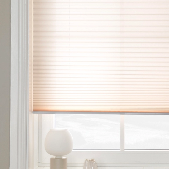 Närbild beige plisségardin