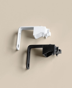 Väggfäste i vitt och svart till gardinskena Alex och Convex