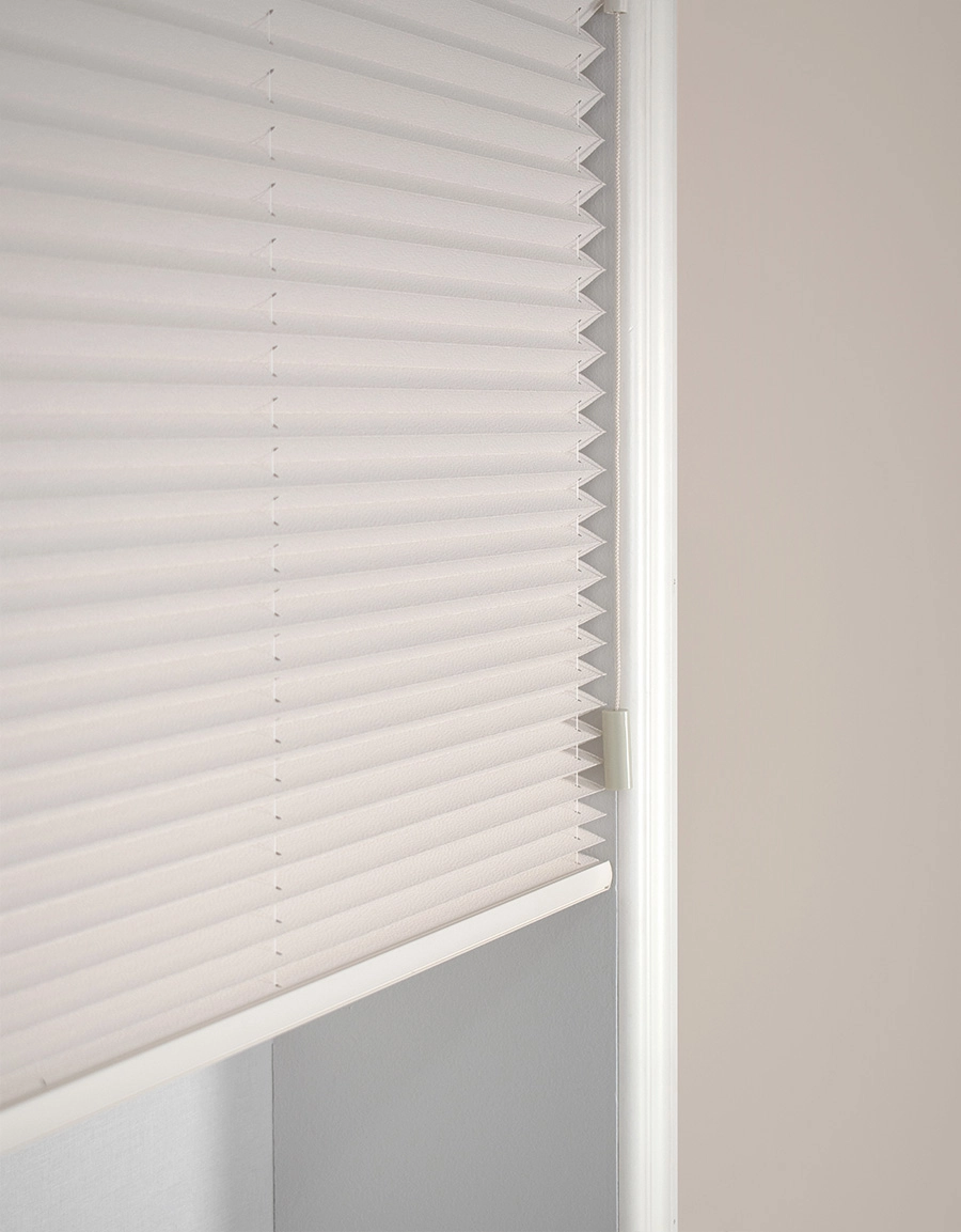 Närbild på plisségardin